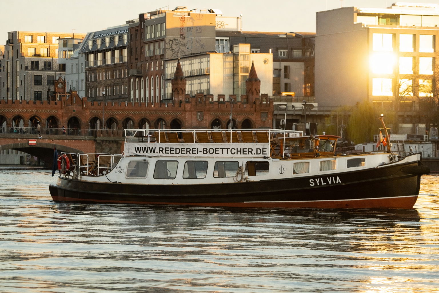 MS Sylvia bei Sonnenuntergang an der Oberbaumbrücke